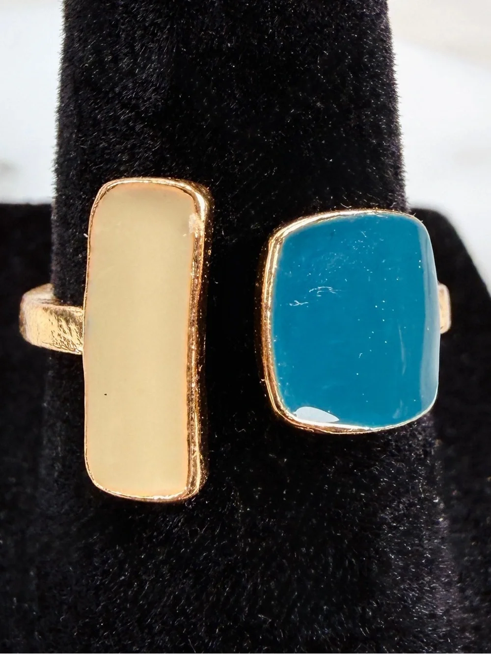 Goldtone Modern Ring with Cream and Teal Accents sz 6 3/4